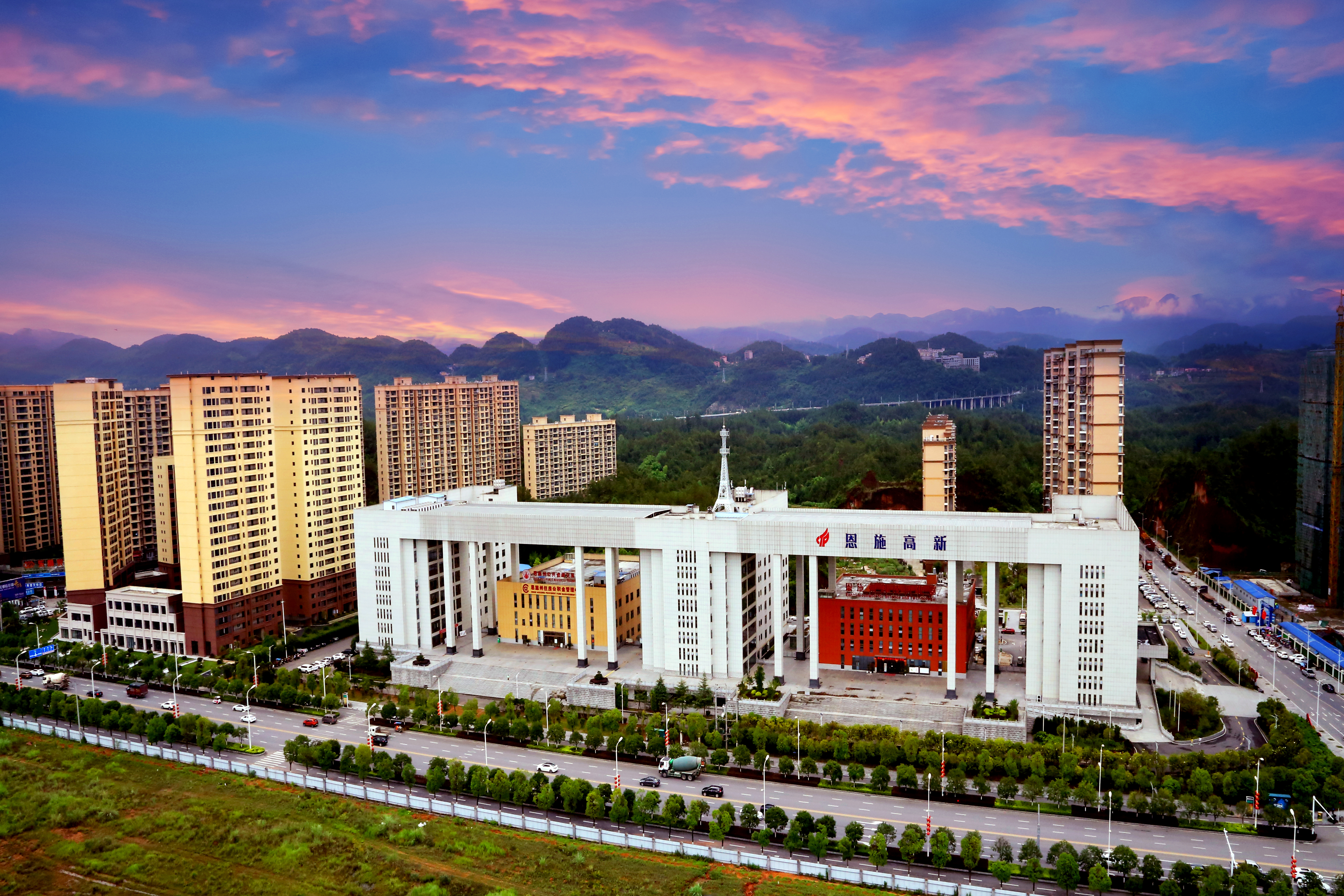 打造引领高质量发展的支柱产业,打造高质量发展的现代化产业体系