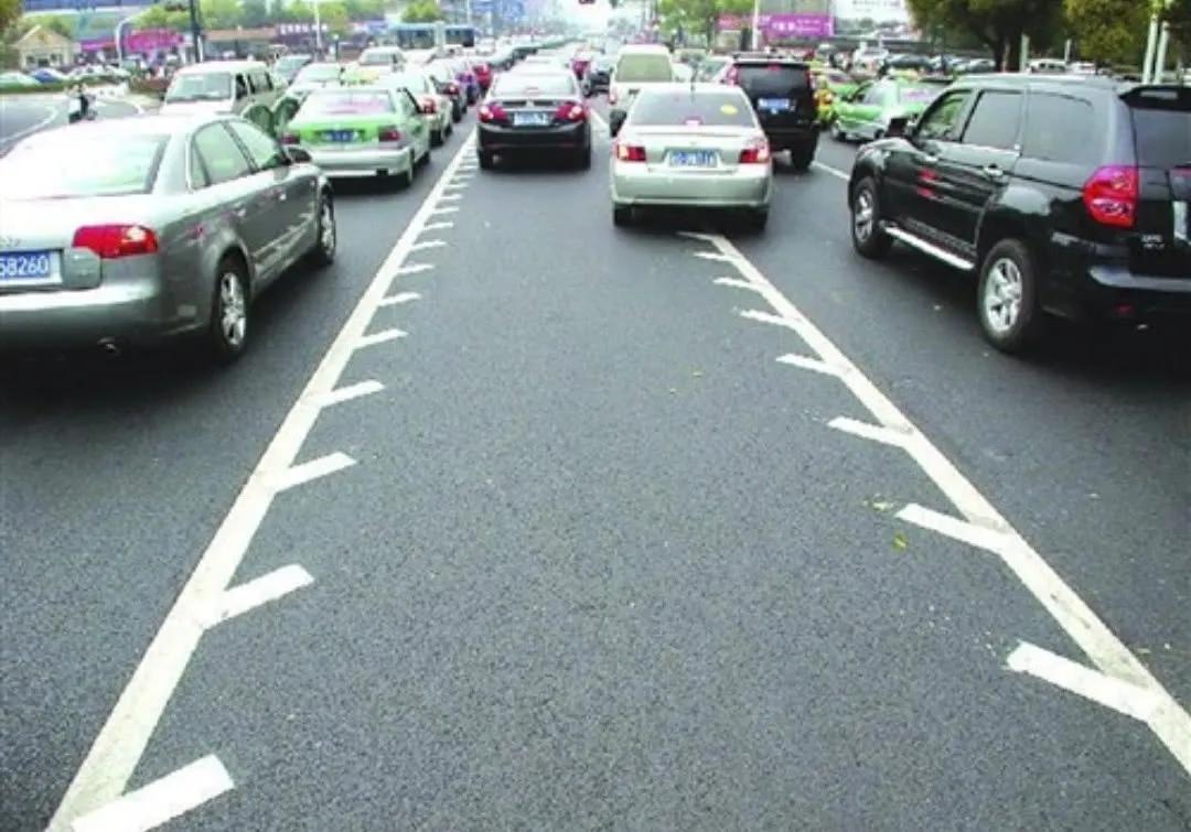 这个标志不认识，借两本驾照也不够扣分的，新手司机不用看