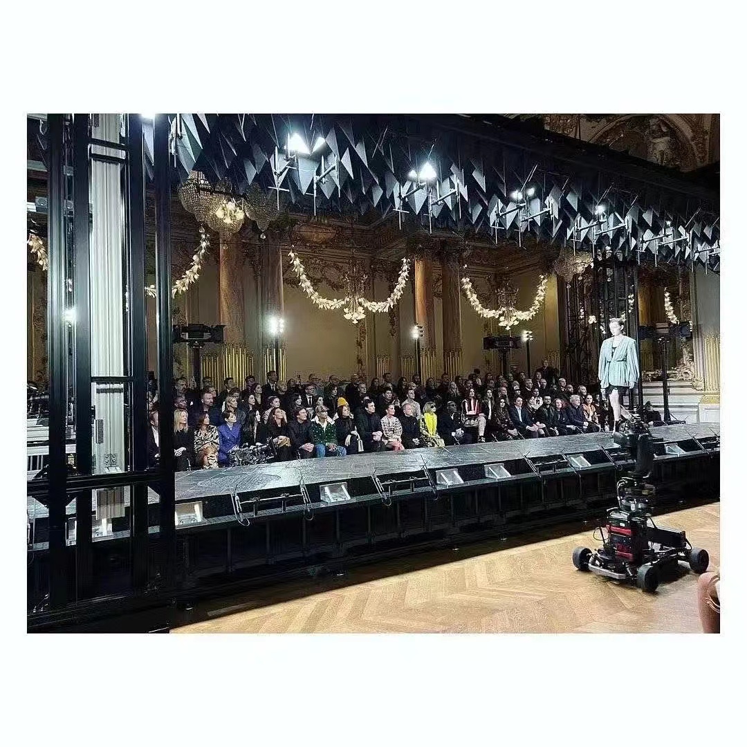 LV太不给面子！刘亦菲看秀位置偏周冬雨都找不到人，却独宠赞达亚