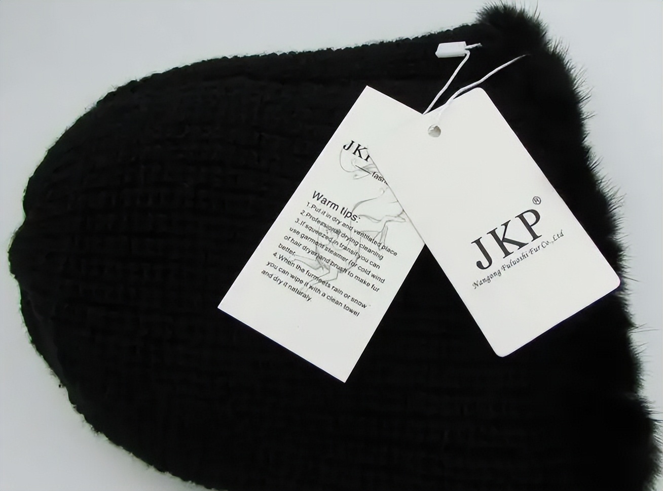 买来帽子上面的小标签有卖的吗,买回来帽子需要清洗吗