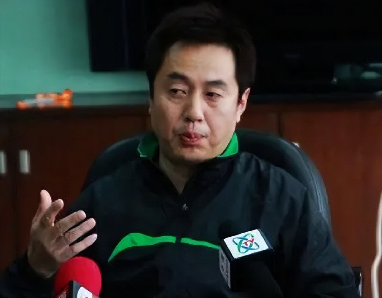 女乒教练施之皓，开除世界冠军郭跃引争议，娶小22岁弟子重回上海