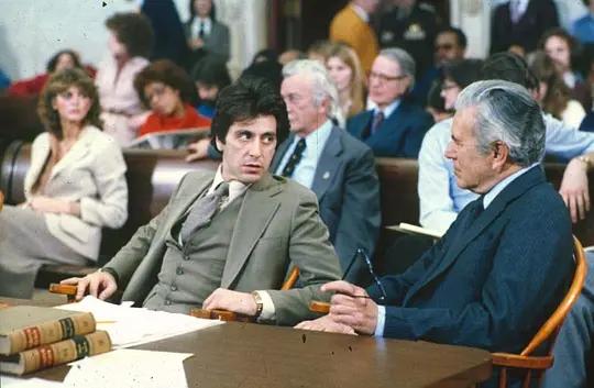 《伸张正义》讲述了在道德与法律冲突下，个人应该如何做出选择？