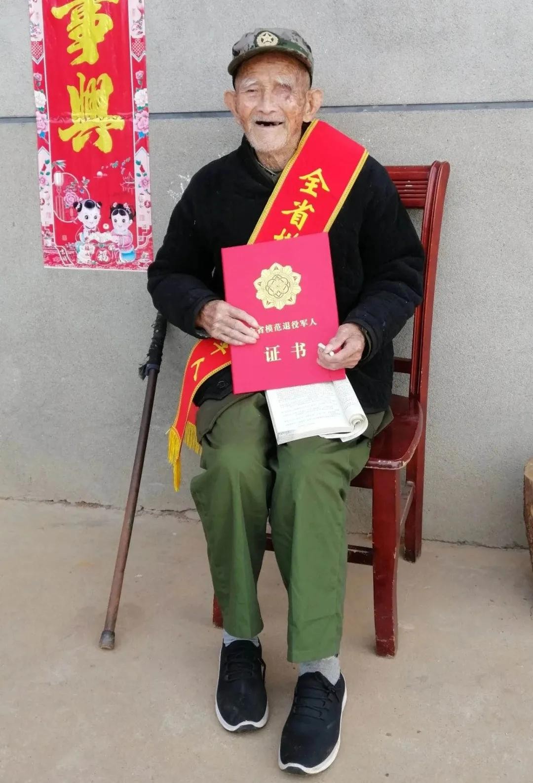 87岁老人为抗疫捐出2万,为疫情捐款2万的老人