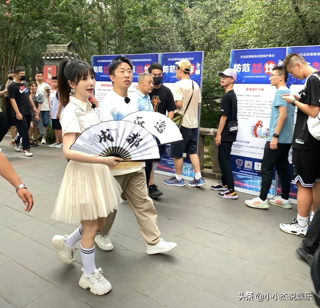 柳岩街头高清图片,41岁的柳岩穿着低调