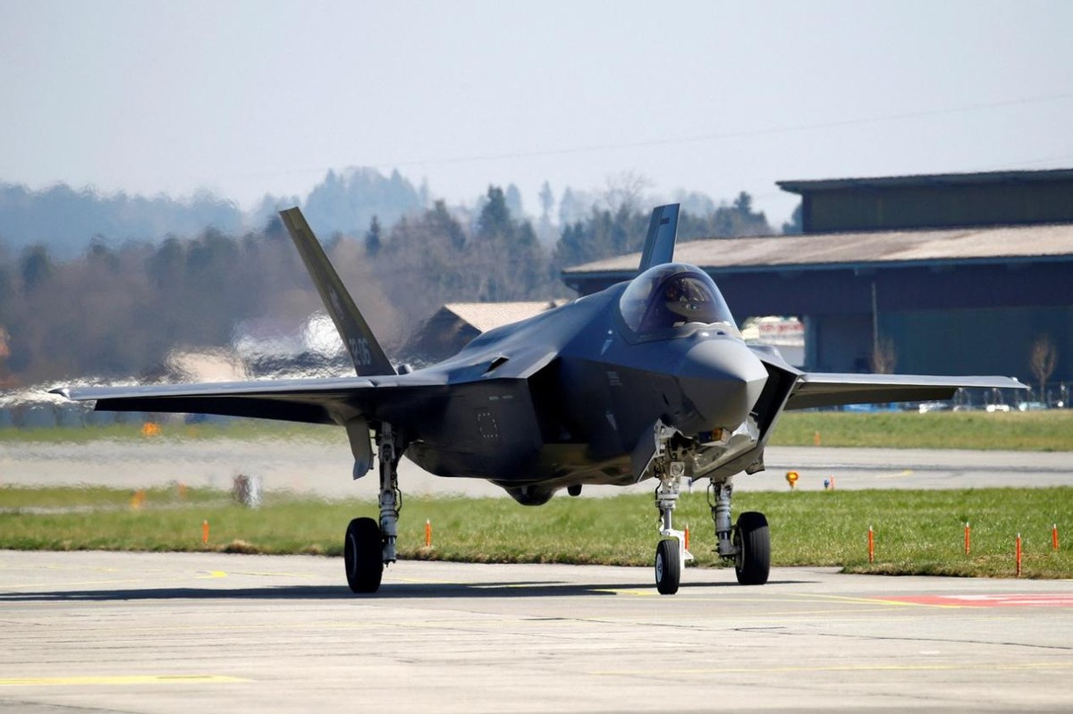 山东舰穿越台湾海峡画面,山东舰穿越台湾海峡画面完整视频