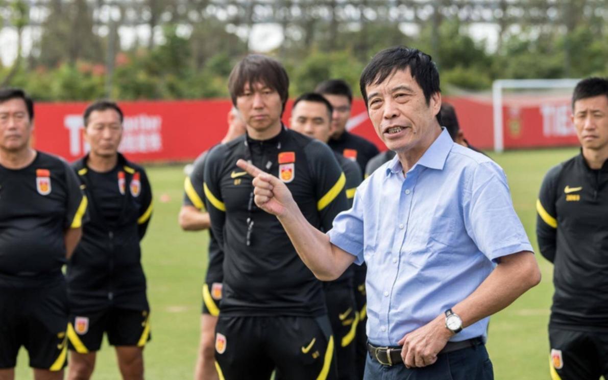 足坛又起波澜！两大名记骂战升级，马德兴人身攻击，李璇发1800字