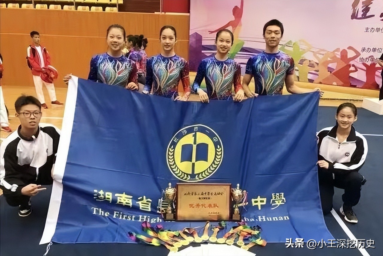 2020年高考长沙女生一字马,2020高考第一个出来的女孩一字马