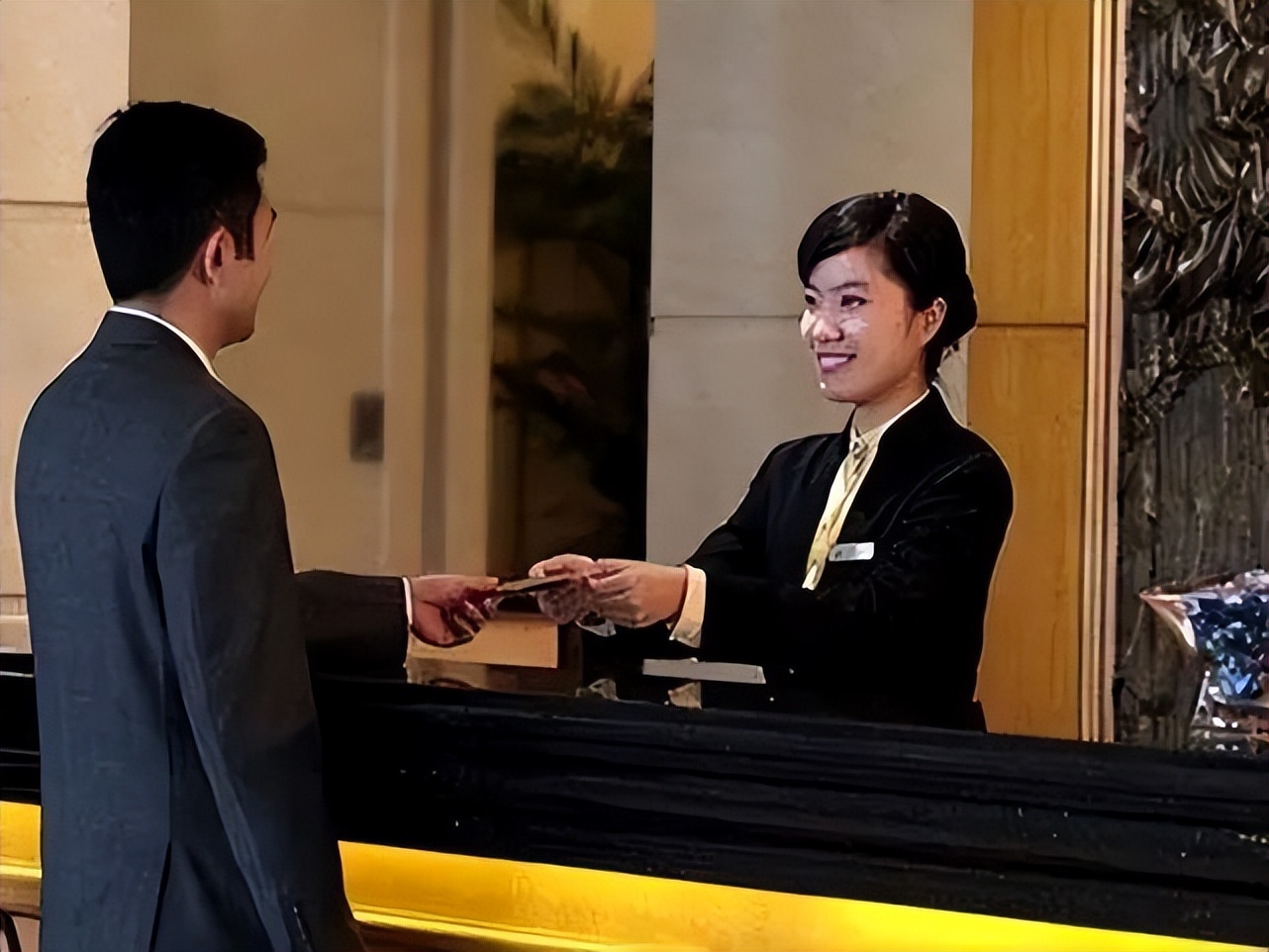 酒店前台工资低又上夜班,酒店前台上夜班底薪3200