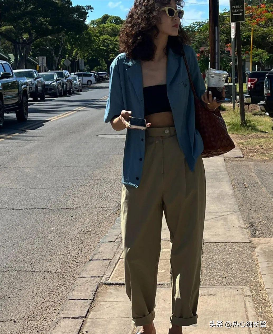 t恤加上立体感强的衬衫气场全开,女式短袖t恤衬衫