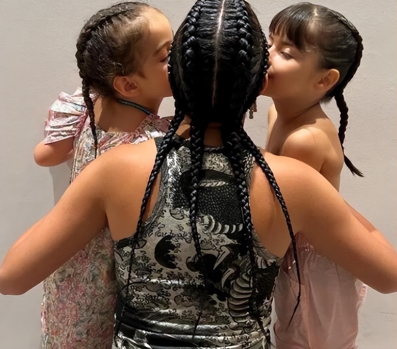 乔治娜晒与迷你罗合影,乔治娜秀身材视频