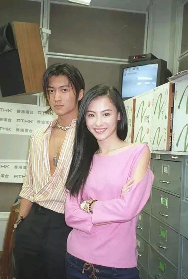 王菲谢霆锋牵手完整视频,王菲和谢霆锋牵手视频真实