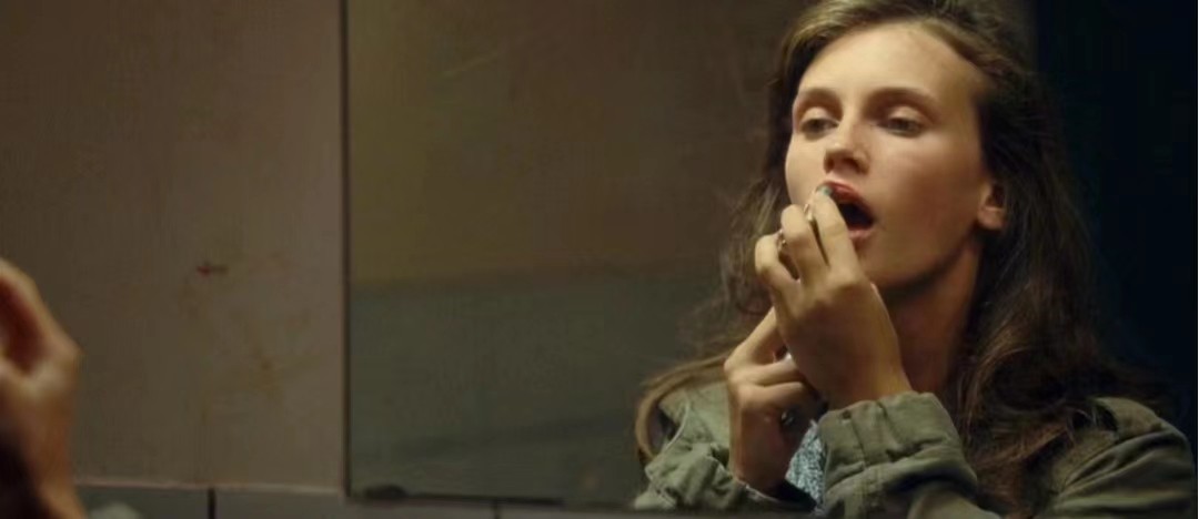 法国影片《花容月貌》以超现实的手法表达了什么？