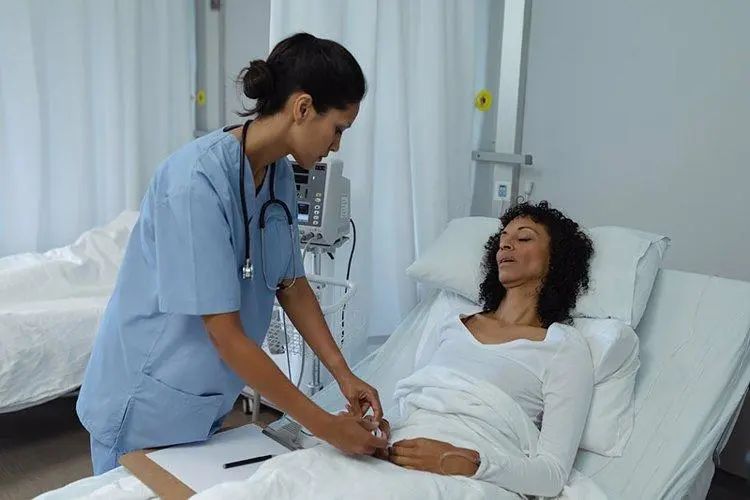 为什么指甲有横条纹要怎么解决,指甲上有竖纹是什么病的前兆吗