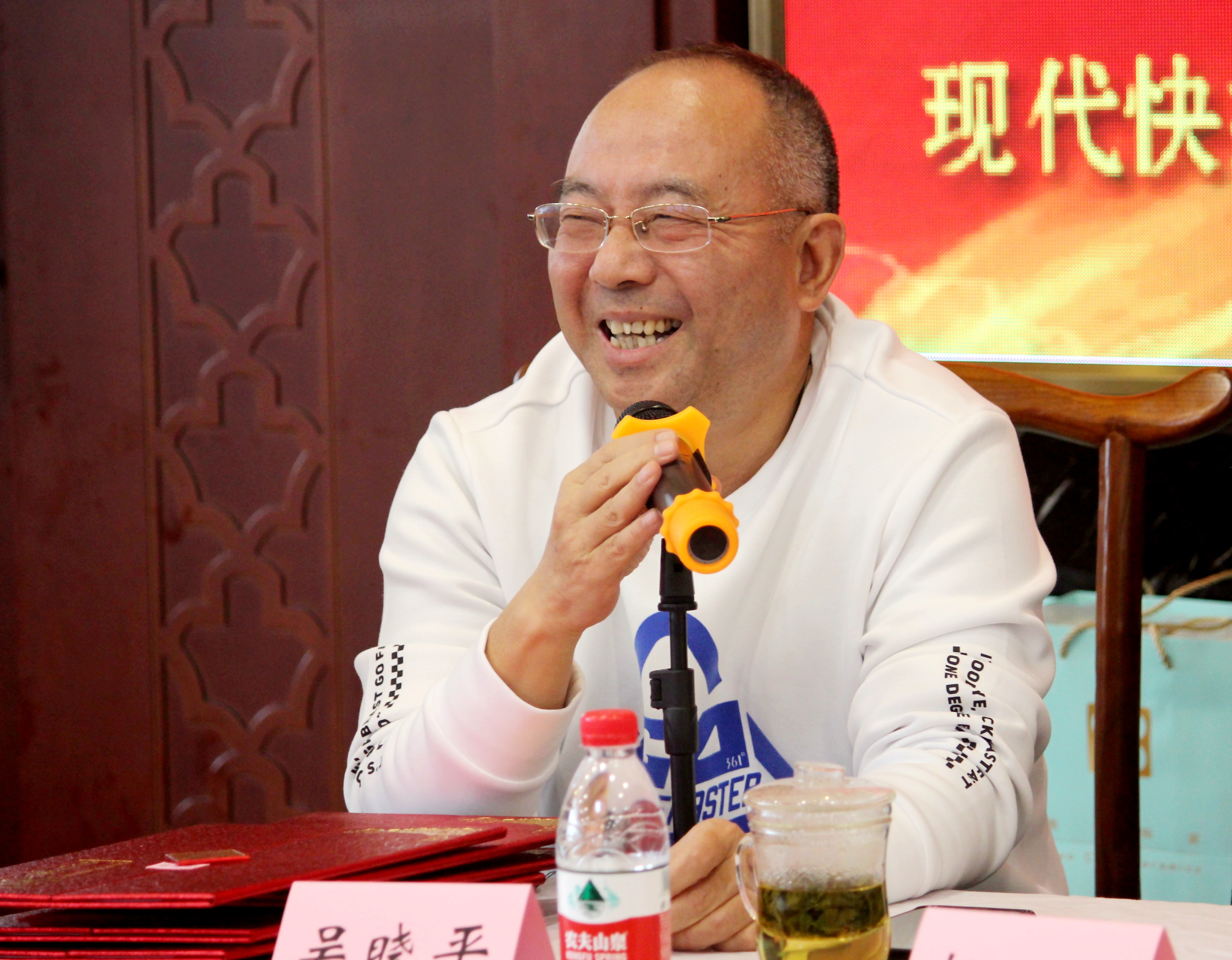 听老吴韶｜和老妻“扒家”，掼蛋得了三等奖