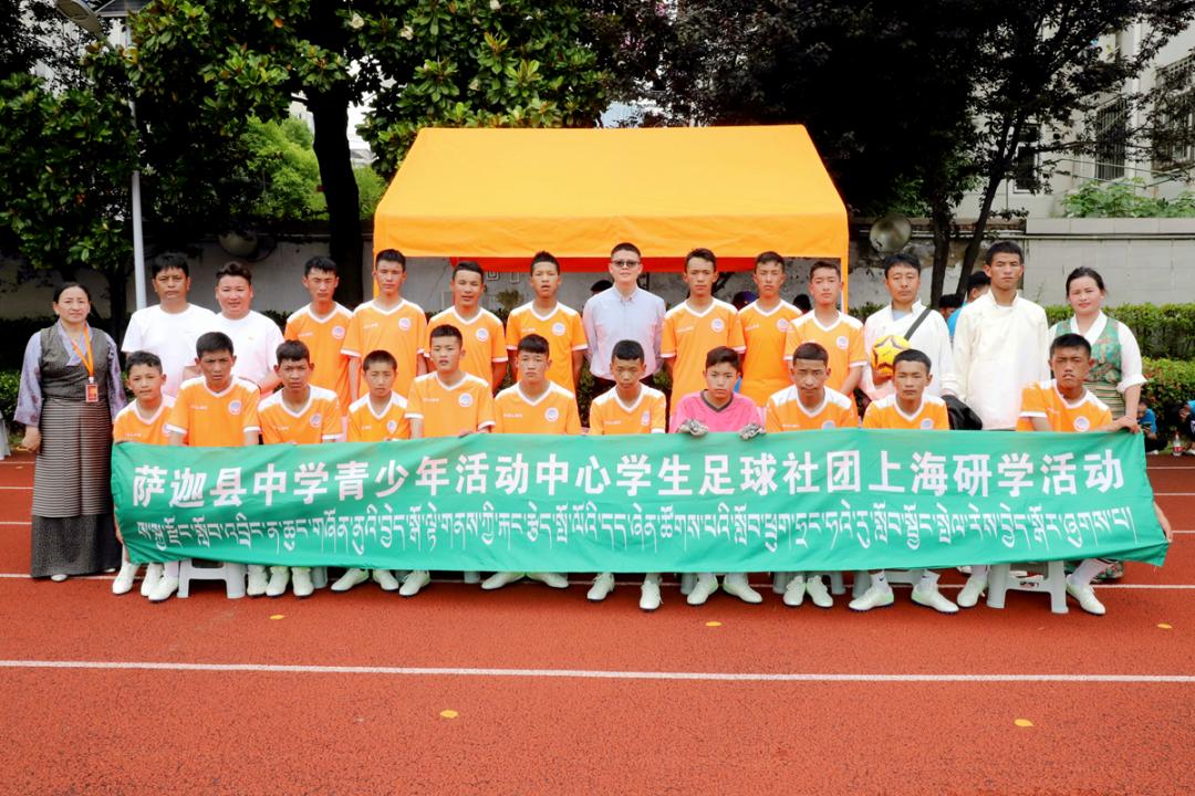 在足球场上努力拼搏,在足球场上驰骋