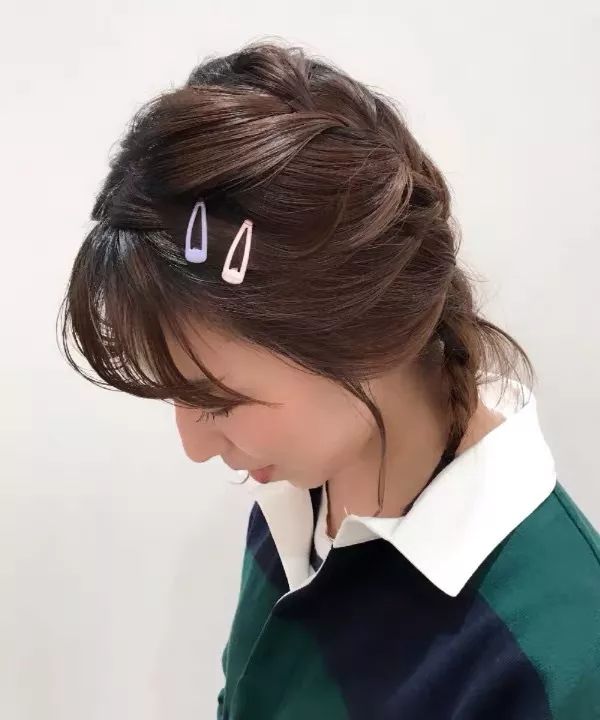 儿童用泫雅风彩色发夹怎么扎好看 (泫雅一字夹发夹佩戴方法)