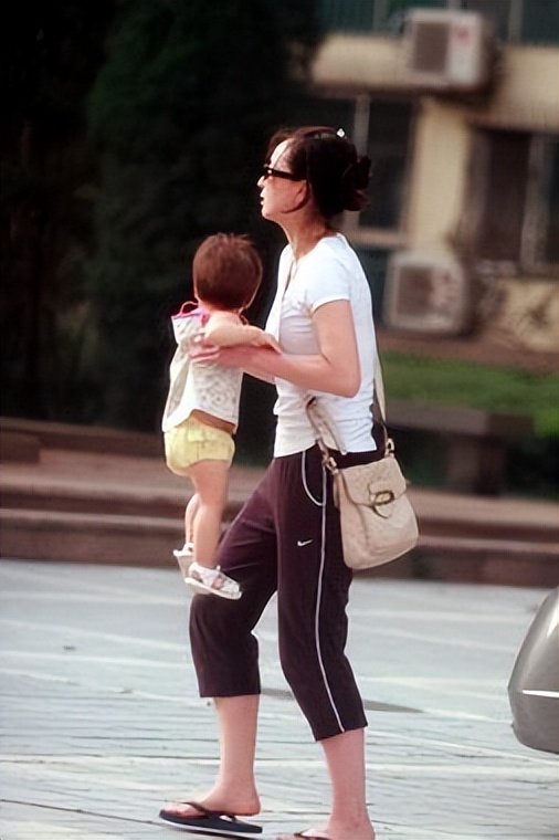 黄健翔前妻孙颖现状,黄健翔一家近照