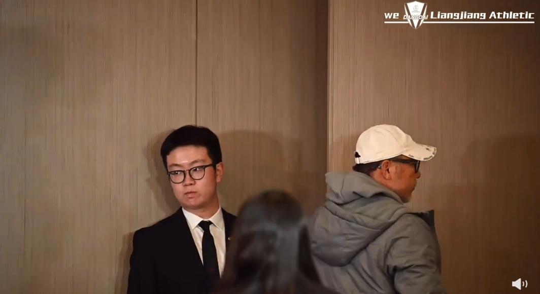 发布会现场哽咽落泪,发布会哽咽落泪