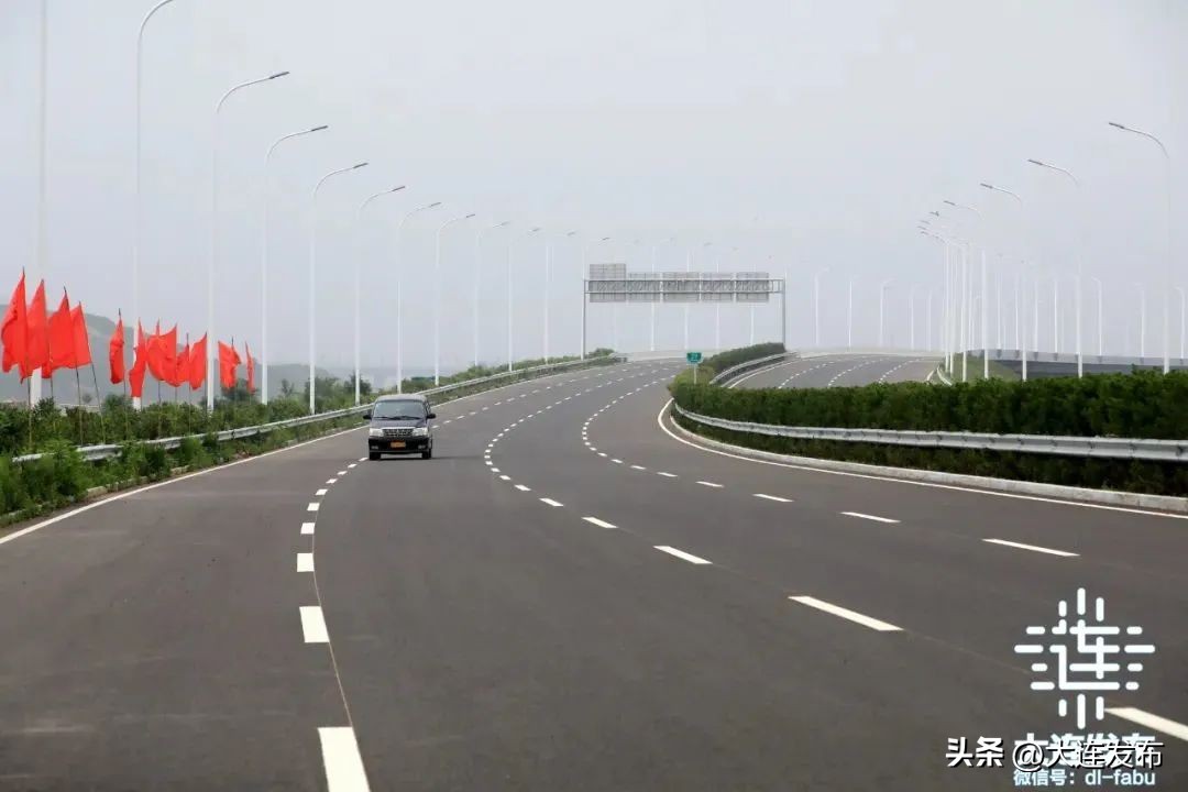 大连第76次新闻发布会回放,大连两先区建设水平大幅跃升