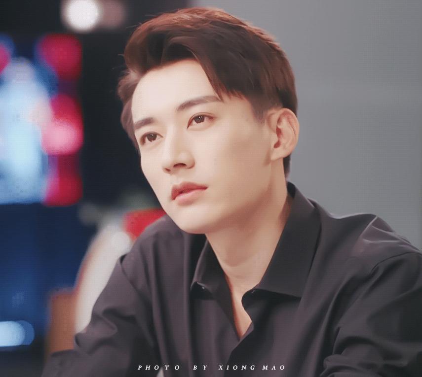 穿“黑衬衫”好看的男明星，只服这7位，个个长身玉立，贵气逼人