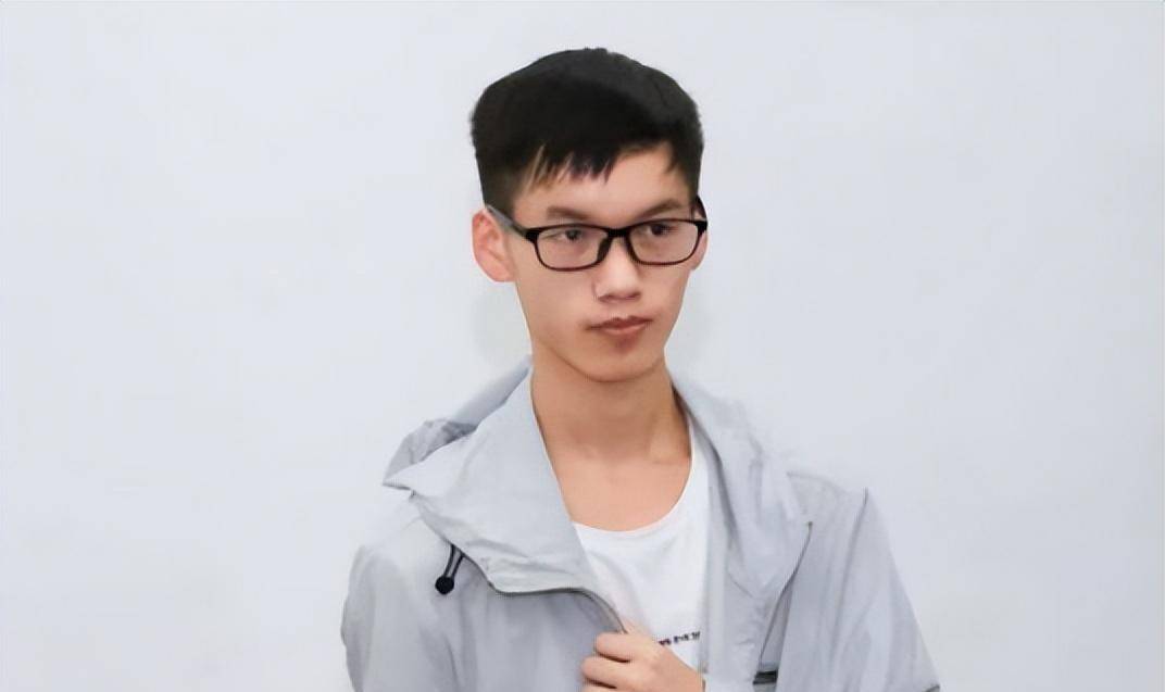 高考成绩714分状元却在工地搬砖,713分高考状元为凑学费到工地搬砖