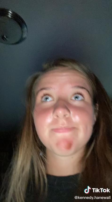 澳洲妹子和男友接吻,澳大利亚女子与男友接吻