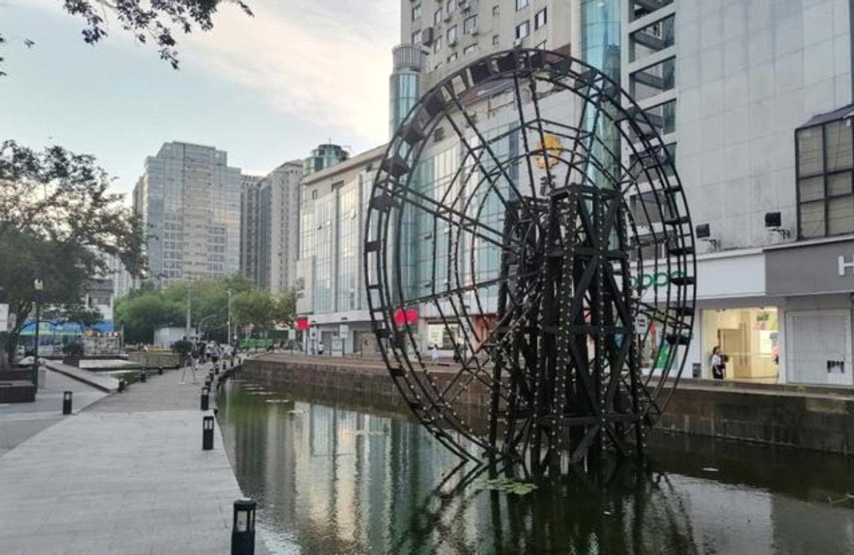 当今苏州的石路跟观前街相比，显然冷清多了，为什么呢