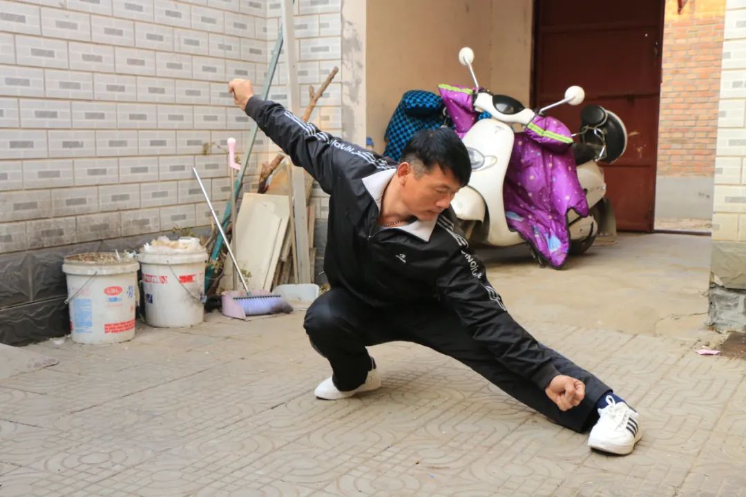 武林高手成为“蜘蛛人”：一根绳吊在500米高空，遇鬼风瞬间被甩出10米，曾从7米高摔下靠武功化险为夷