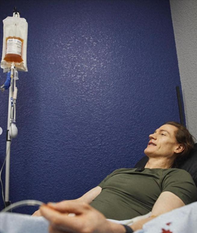 45岁亿万富翁与儿子换血,45岁亿万富豪重回18岁