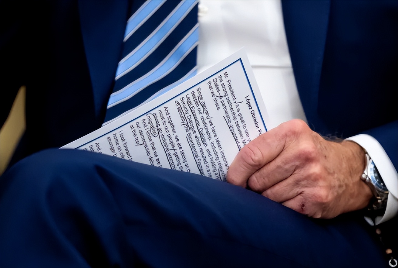 拜登口吃严重吗,拜登天生口吃