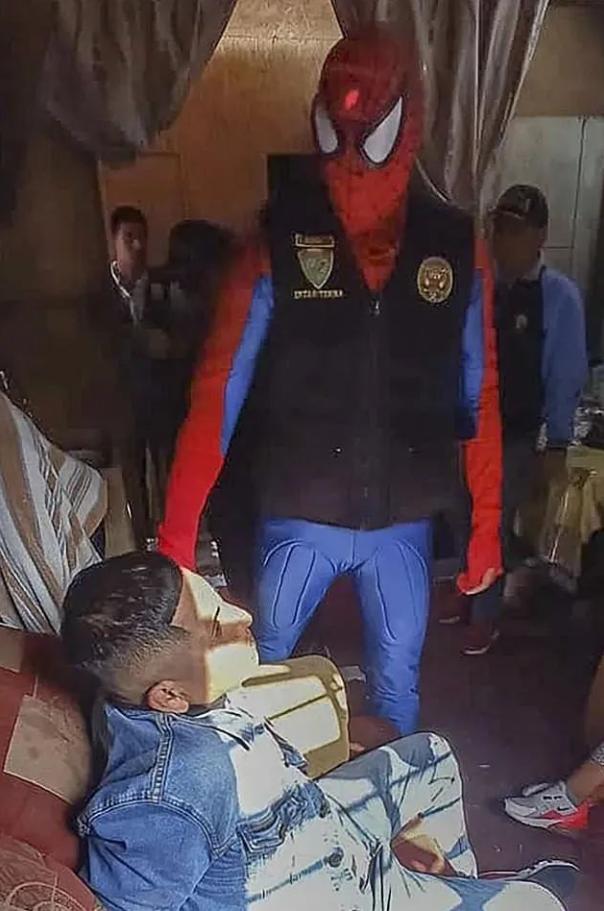 秘鲁缉毒警察cos,秘鲁警察假扮复联抓毒贩