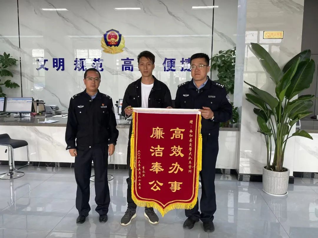 积极为群众解难事办实事,为民服务办实事交警