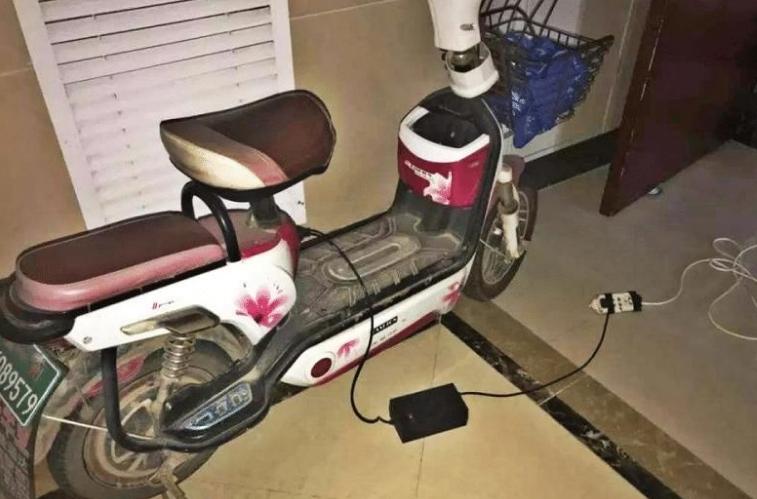 电动车多久不充电电池不会损坏,电动车一次充电不满会伤害电池吗