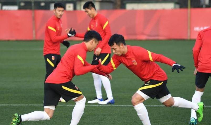 一男子自称国足主厨，被李铁坑10万！记者李璇怒斥：*辱侮**球迷智商