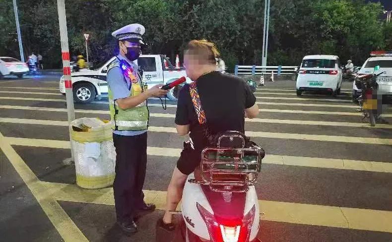 中秋送点什么好？交警蜀黍的这份“礼包”人人都需要！