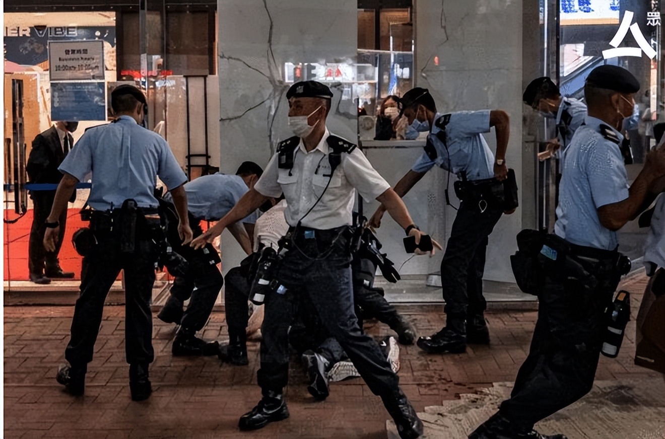 内地女在港读研被“黄丝”*脑洗**成惯犯，悼念凶徒现场被抓！香港入境处职员发帖煽动杀港警被判半年！