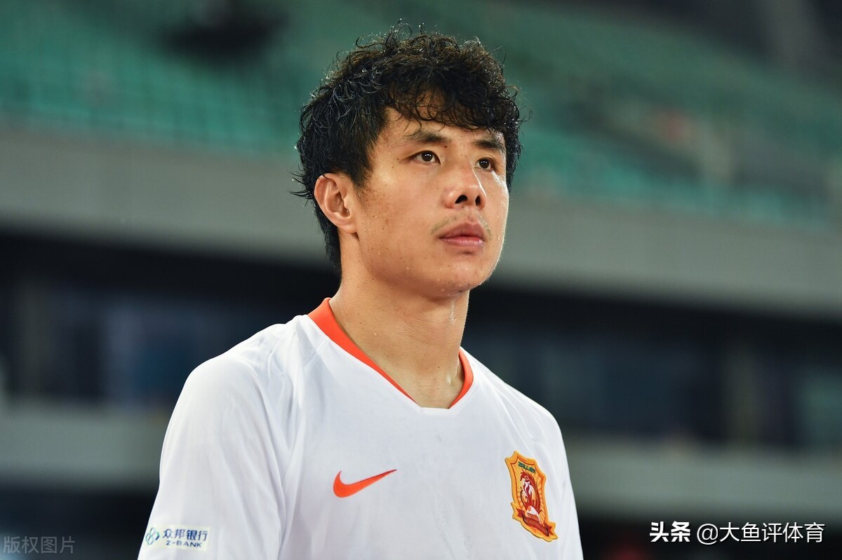 众望所归，李霄鹏担任男足主教练，国足以泰山阵容开启重建之路