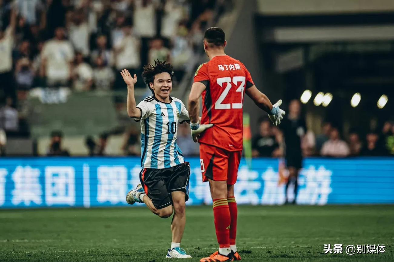 梅西球迷冲进球场这像极了爱情,梅西的球迷什么反应