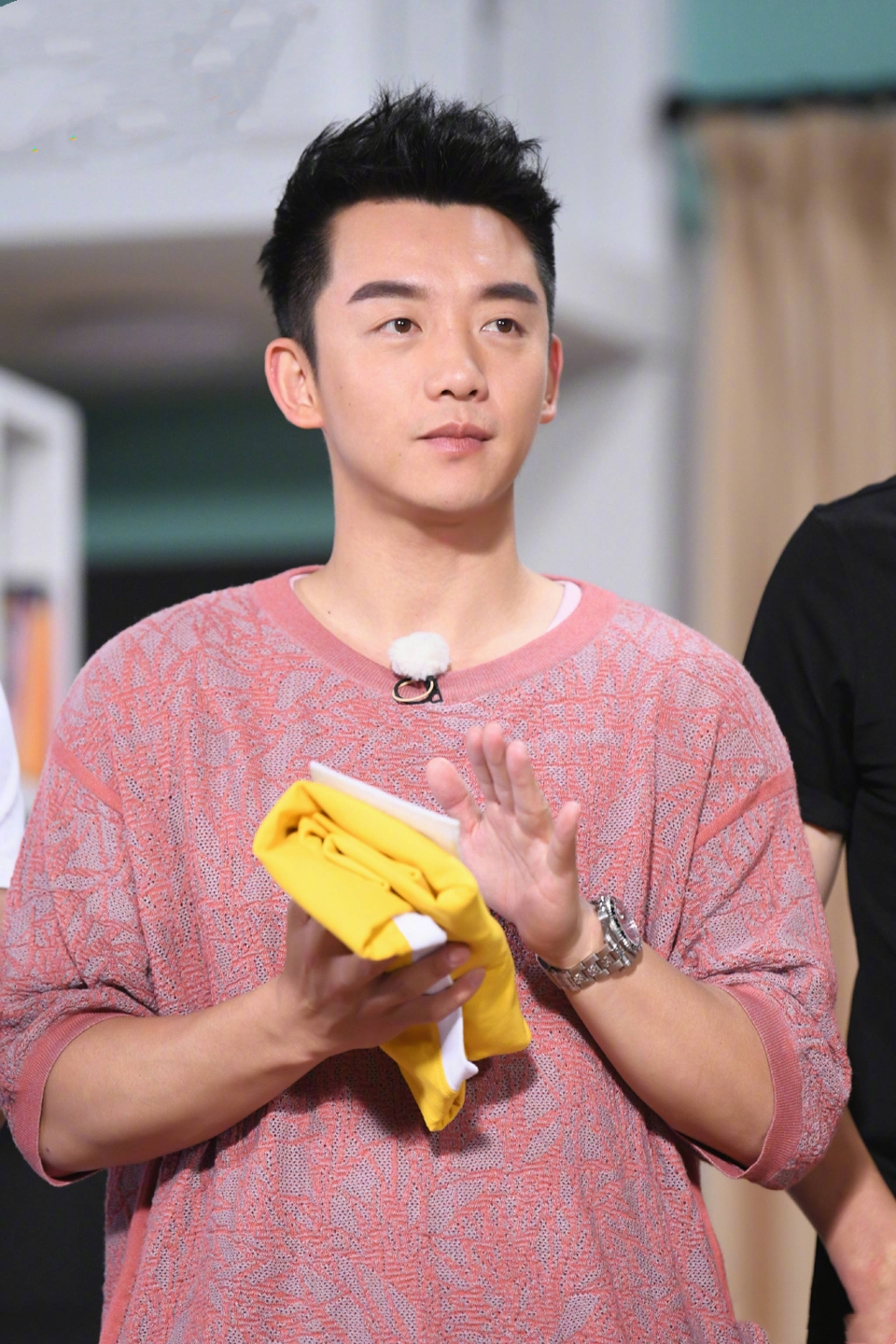 鹿晗背景有多强大？时尚芭莎主编喊他少爷，王思聪都不敢轻易评价