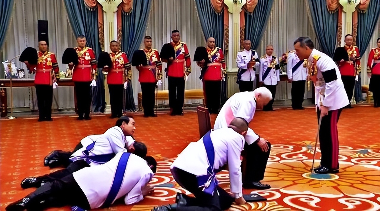 现在还要跪拜泰国王吗,泰国王室跪拜礼