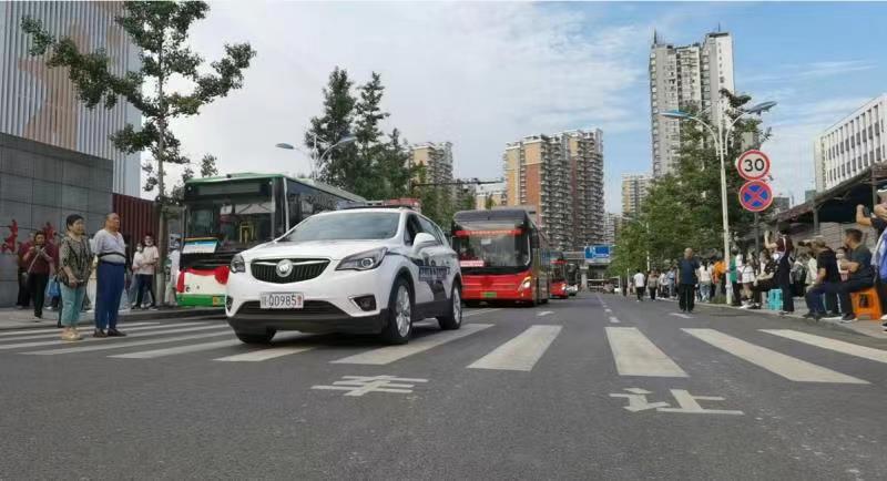 宜宾交警护航高考,宜宾交警985211护航高考