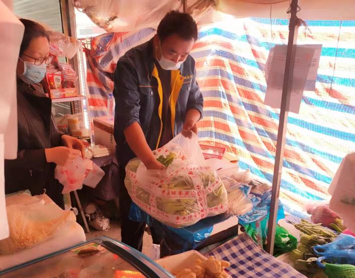 “的哥”黑脸优布林家庄的热心代购人