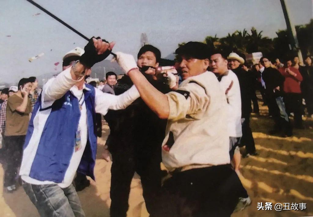 巨龙腾飞风筝的放飞现场,260米长风筝