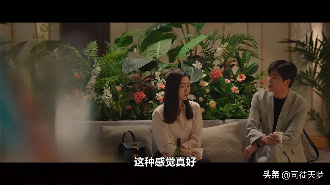 41岁女神“嫁给初恋”，比老公颜值更高的是她的衣品照着穿美绝了