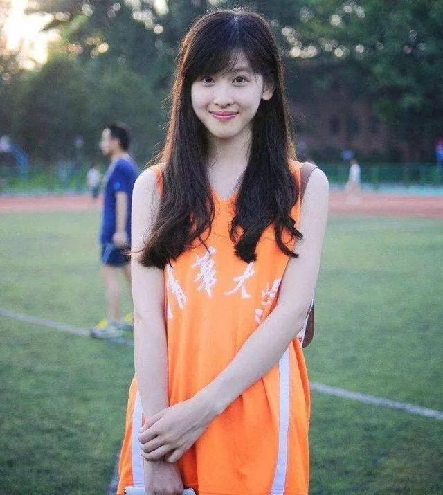 章泽天穿短裤爬山,章泽天穿短裤现身商界活动