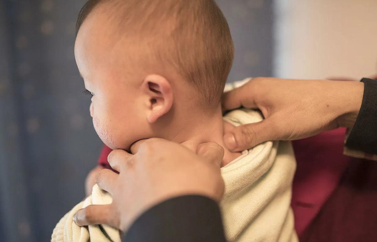 宝宝甲流发热热敷还是冷敷,甲流鼻塞咳嗽儿童需要吃什么药