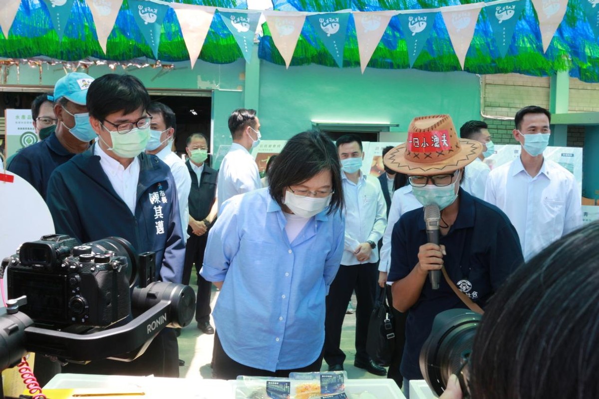 蔡英文喊话“吃石斑,挺台湾”!激起岛内民愤,滞销凤梨吃完了吗