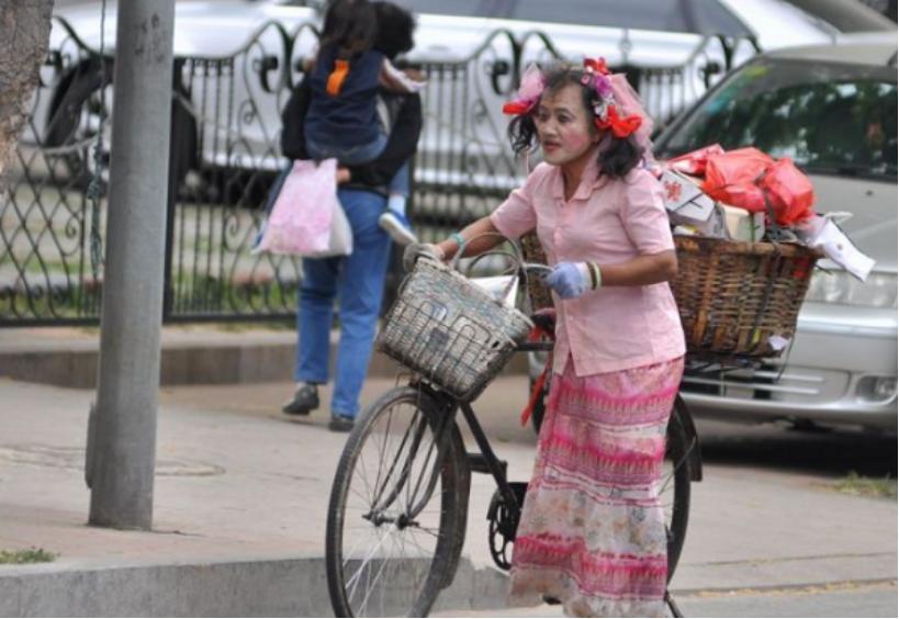 山东65岁拾荒大爷，每日扎小辫涂胭脂，无视他人嘲笑：我无愧于心