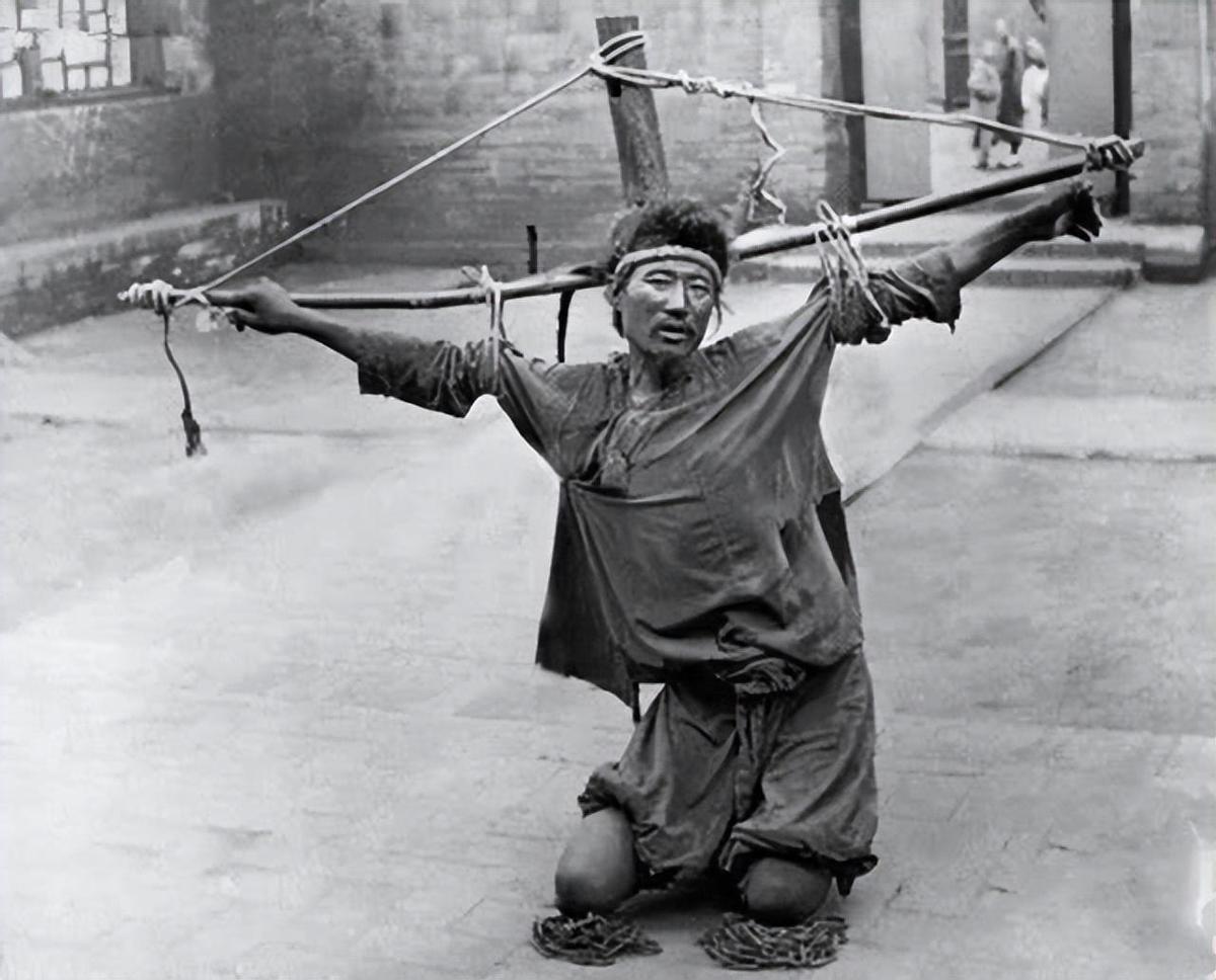 晚清男子被执行酷刑,清朝酷刑犯人游街示众