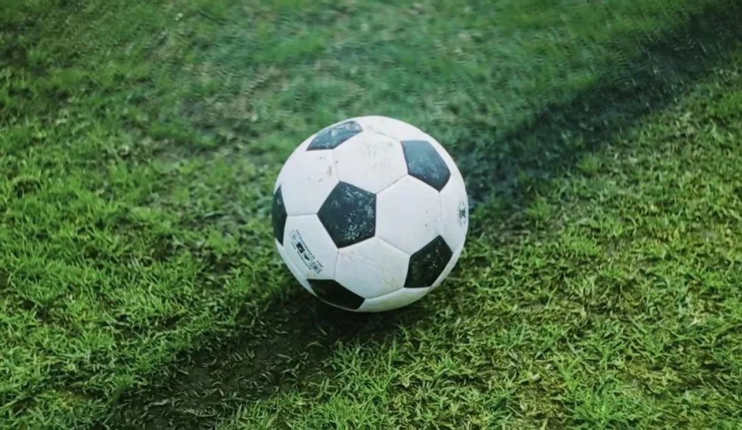 足球踢得远靠哪的力量,足球场上任何位置都能踢